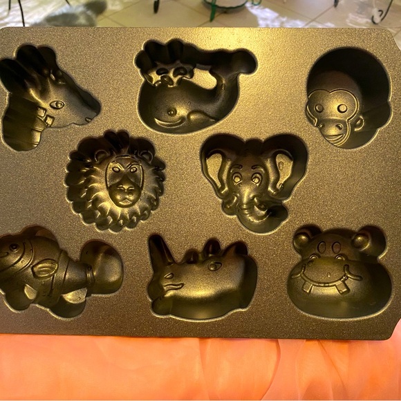 NORDIC WARE ZOO FRIENDS MUFFIN PAN - Picture 4 of 4